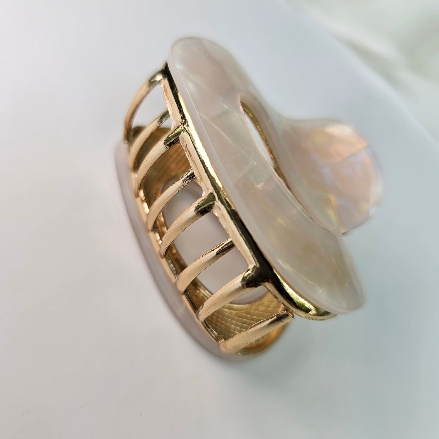 Claw clip*Luxurious metal hair clip*Pearl color metal claw clip*Hair jewelry*Mother of the bride gift*Trendy gift*Pearl/gold color hair pin