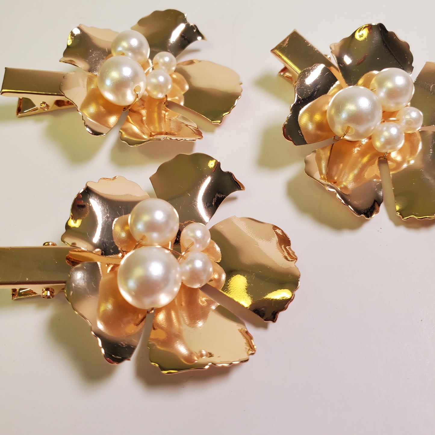 Golden flower hair clip*Metal alligator clip*Fashion hair accessory*Gold&Pearls metal wedding pin*Glam Gift for girl*Trendy gift*Set of 3/5