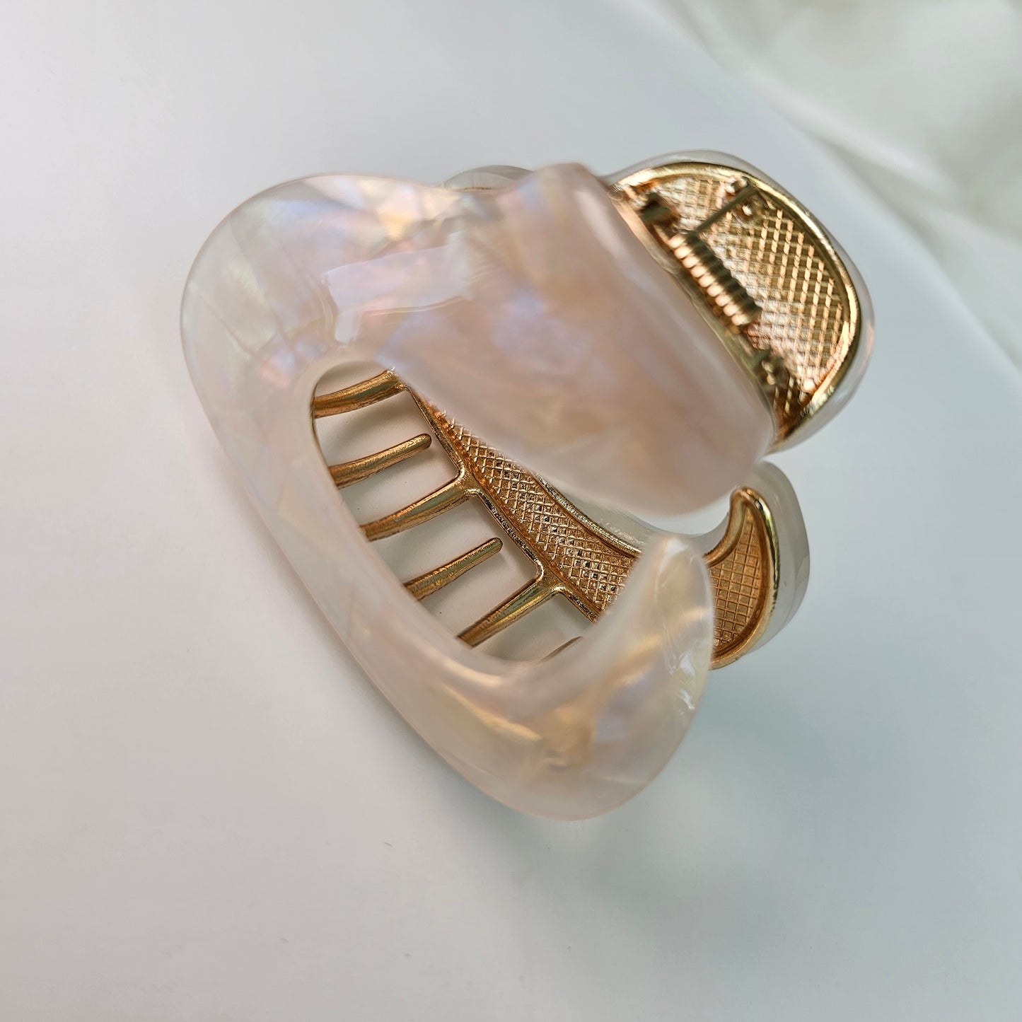 Claw clip*Luxurious metal hair clip*Pearl color metal claw clip*Hair jewelry*Mother of the bride gift*Trendy gift*Pearl/gold color hair pin