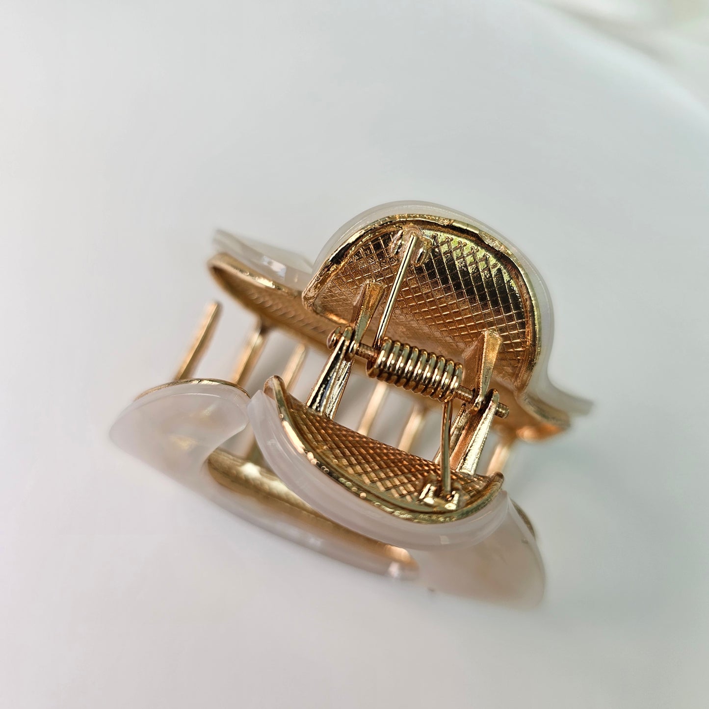 Claw clip*Luxurious metal hair clip*Pearl color metal claw clip*Hair jewelry*Mother of the bride gift*Trendy gift*Pearl/gold color hair pin