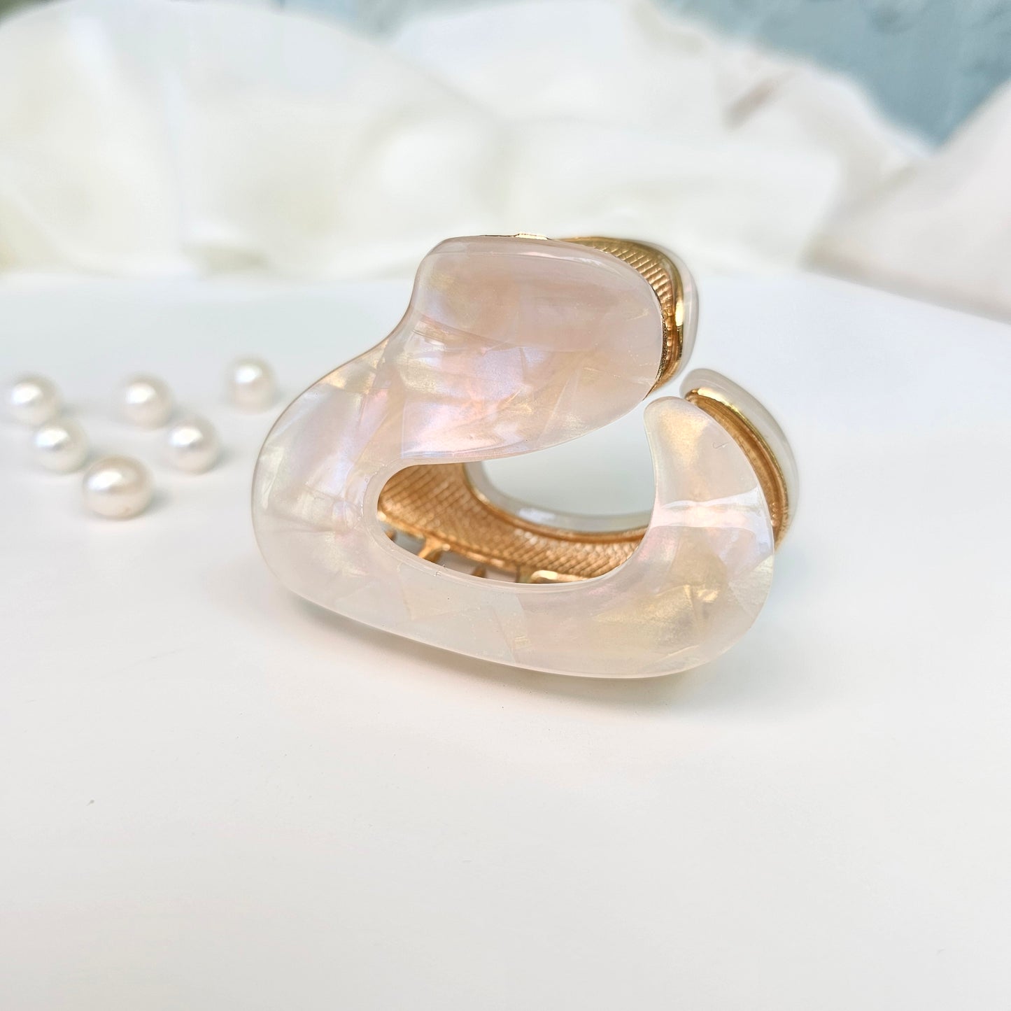 Claw clip*Luxurious metal hair clip*Pearl color metal claw clip*Hair jewelry*Mother of the bride gift*Trendy gift*Pearl/gold color hair pin