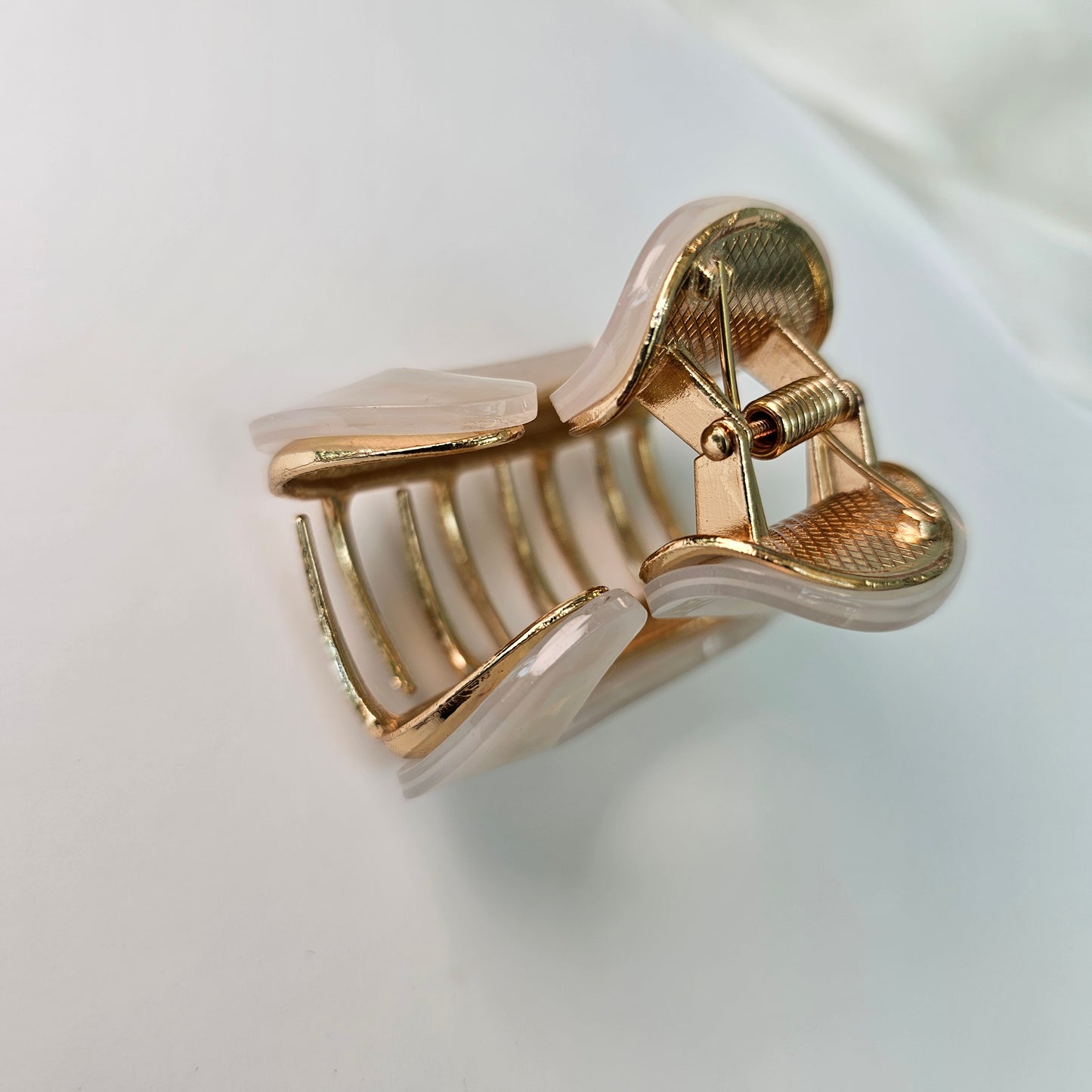 Claw clip*Luxurious metal hair clip*Pearl color metal claw clip*Hair jewelry*Mother of the bride gift*Trendy gift*Pearl/gold color hair pin